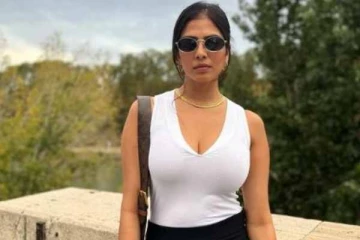 பளபளக்கும் உடையில் ரசிகர்களை மயக்கும் போட்டோ ஷுட் நடத்திய மாளவிகா மோகனன்- லைக்ஸ் குவிக்கும் ரசிகர்கள்