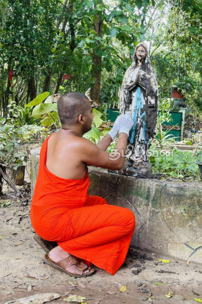 வெள்ளத்தால் பாதிக்கப்பட்ட தேவாலயத்தை தூய்மைப்படுத்திய பௌத்த தேரர் | Sri Lanka Recent Disaster