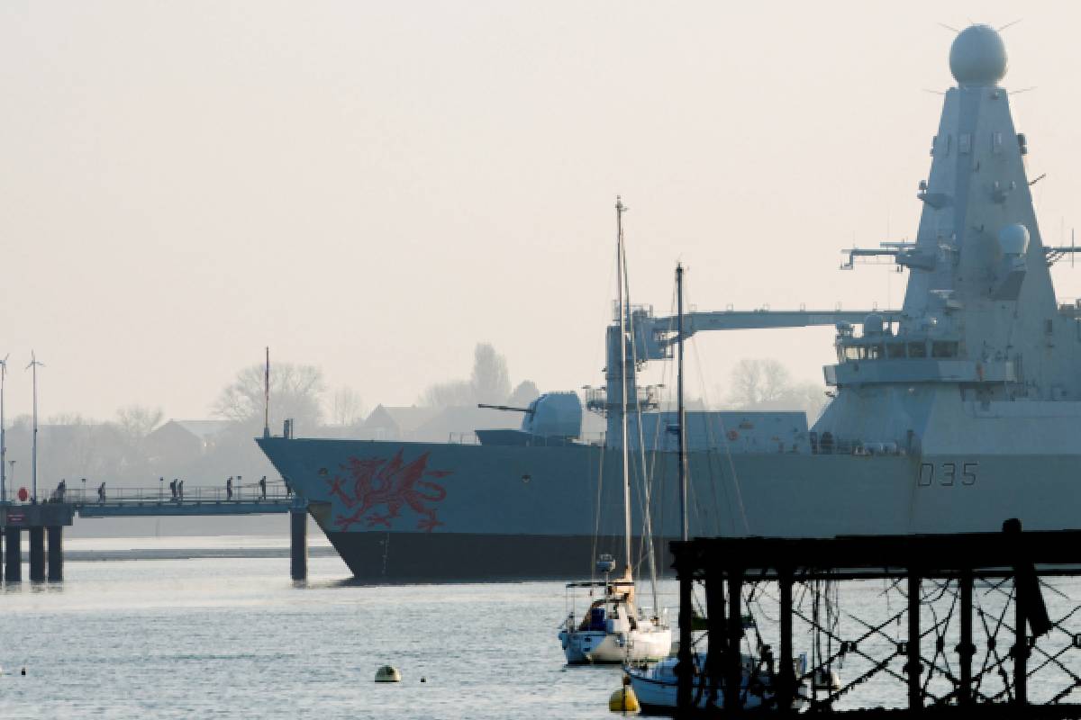 சைப்ரஸில் முன்னெச்சரிக்கை நடவடிக்கைகள் ; பிரித்தானிய போர்க்கப்பல் கடலில் நகர்கிறது | British Warship Heading Towards Cyprus