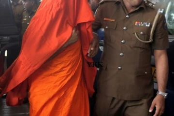 போதையில் பௌத்த பிக்கு செய்த செயல்; மரத்தில் கட்டி வைத்த மக்கள்!