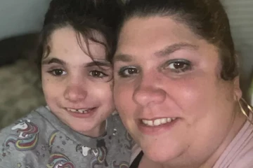 வான்கூவர் கேளிக்கை பூங்காவில் இருந்து வெளியேற்றப்பட்ட சிறுமியும் தாயாரும்