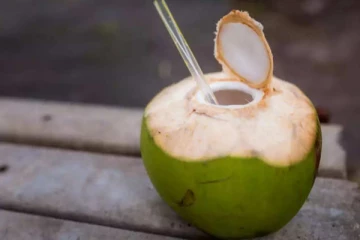 சர்க்கரை நோய்  இருக்கிறவங்க இளநீர் குடிக்கலாமா? யாரெல்லாம் குடிக்க கூடாது?