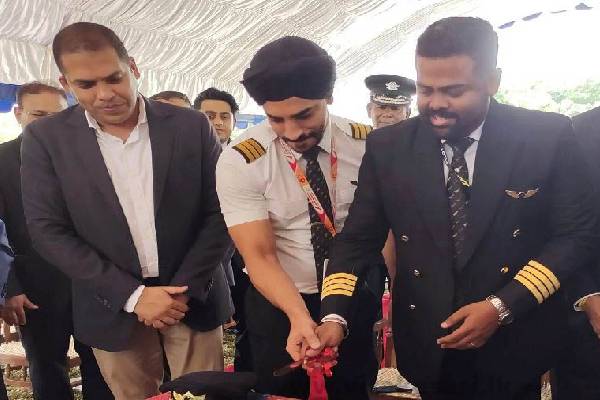 யாழ்ப்பாணத்தில் கேக் வெட்டி கொண்டாட்டம்!(Video) | Chennai Jaffna Flight Pilots Celebrated