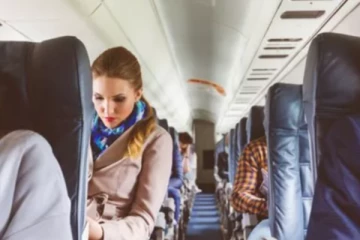 தினமும் 700 கிலோமீட்டர் விமானத்தில் சென்று பணிபுரியும் இளம்பெண்.. ஆச்சரிய தகவல்..!