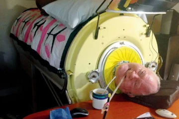 77 ஆண்டுகளாக சிலிண்டர் போன்ற இரும்பு நுரையீரலுடன் வாழும் மனிதர் - சோதனையிலும் சாதனை!