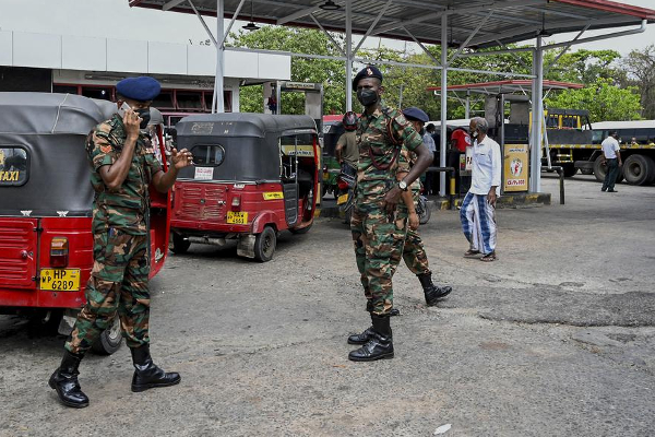 எரிபொருள் நிலையங்களில் பதற்றம்: காவல்துறையினர் முன்னிலையில் பாதாள உலக குழு அடாவடி | Threat At The Gas Station