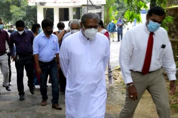 தனது சகோதரரின் சொத்து விபரங்களின் உண்மைத்தன்மை குறித்து ஆளுங்கட்சி எம்.பியின் சகோதரி கேள்வி