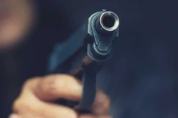 வேனில் சென்றவர் மீது துப்பாக்கிச்சூடு