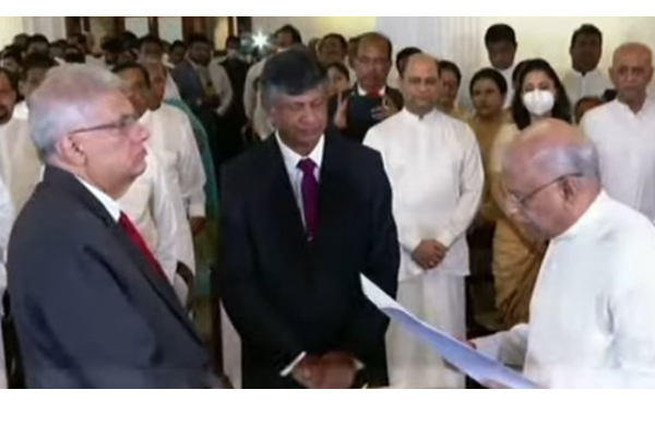 இலங்கையின் புதிய பிரதமராக தினேஷ் குணவர்தன பதவியேற்றார் - தமிழ்நாடு