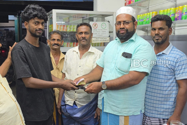 பெருந்தொகை பணத்துடன் வீதியில் கிடந்த பை! தேடிச் சென்று ஒப்படைத்த நல்லுள்ளம் | Wallet Found On The Street Returned To Its Owner