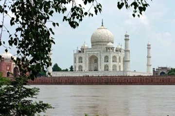 வெள்ள அபாயத்தில் உலக அதிசயம்! தாஜ்மஹால் சுவர்களைத் தொட்ட யமுனை நதி