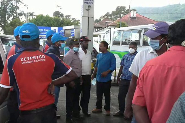 நாடளாவிய ரீதியில் டீசல் தட்டுப்பாடு : வரிசையில் காத்திருக்கும் மக்கள்  (Video) | Kilinochchi People Petrol Diesel