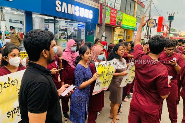 அரசாங்கத்தின் சூழ்ச்சிக்கு எதிராக வீதியில் இறங்கிய மாணவர்கள்! ஏற்பட்ட பதற்றம் | Students Took To The Streets And Protested Colombo