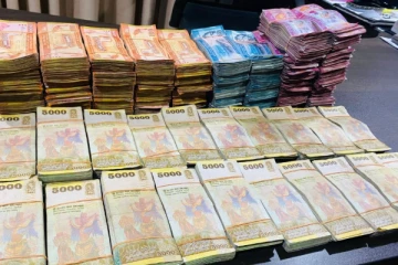 கட்டு கட்டாக மீட்கப்பட்ட பணம் ; கைதான நால்வர்