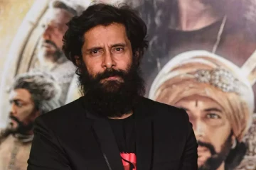 ஆள் அடையாளம் தெரியாத அளவிற்கு மாறிய நடிகர் விக்ரம்.. எப்படி இருக்கிறார் பாருங்க