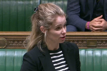 வீட்டு வாசலில் வைக்கப்பட்டிருந்த பெட்டி: திறந்ததும் அலறியடித்து ஓடிய பிரித்தானிய நாடாளுமன்ற உறுப்பினர்