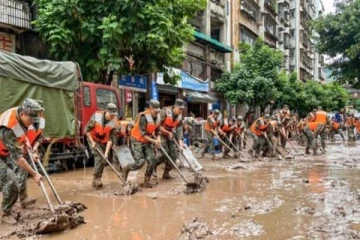 சீனாவில் பெய்து வரும் கனமழையால் 15 பேருக்கு நேர்ந்த சோகம்!