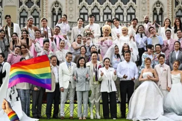 සමලිංගික විවාහ නීතිය අද සිට ක්‍රියාත්මකයි.