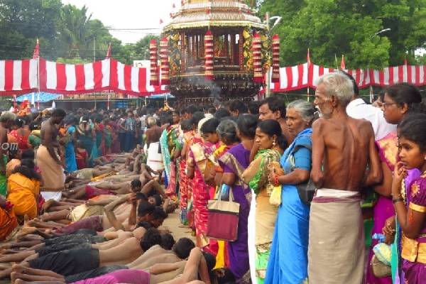 பெருந்திரளான  பக்தர்களின் அரோகரா கோக்ஷம் முழங்க தேரேறி அருள் பாலித்த நல்லூர் கந்தன்! (Photos) | Nallur Kandan Who Blessed Many Devotees