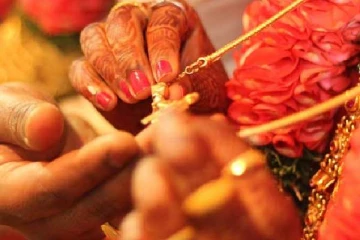 யாழ் ஆசிரியை ஒருவரின் வண்டவாளத்தை அம்பலமாக்கிய சுவிஸ் நபர்;  இப்படியும் இருப்பார்களா!