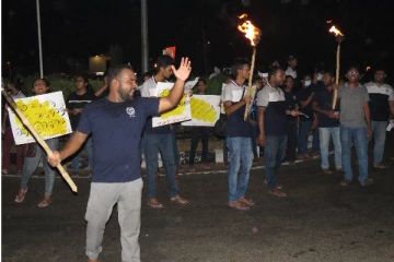 பல்கலைக்கழக மாணவர்கள் அரசுக்கு எதிராக தீப்பந்தம் ஏற்றி ஆர்பாட்டம்(Photo)