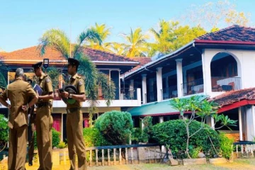 சுற்றுலா விடுதிக்கு முன்பாக இத்தாலி பெண் மர்ம முறையில் சடலமாக மீட்பு