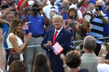 2 ஆயிரம் அமெரிக்க டாலர்கள்; டிரம்பின் அறிவிப்பால் அமெரிக்க மக்கள் மகிழ்ச்சி!