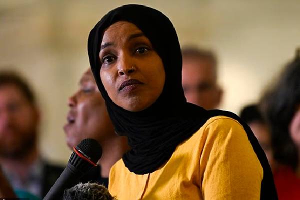 சகோதரருடன் திருமணம்... நாடுகடத்தப்படும் நெருக்கடியை எதிர்கொள்ளும் பெண் அரசியல்வாதி | Pressure Mounts On Ilhan Omar சகோதரருடன் திருமணம்... நாடுகடத்தப்படும் நெருக்கடியை எதிர்கொள்ளும் பெண் அரசியல்வாதி | Pressure Mounts On Ilhan Omar