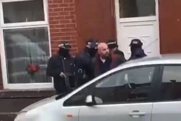 பிரித்தானியாவில் தவறுதலாக கைதுசெய்யப்பட்ட சகோதர்கள்: போலீசாரின் செயலால் மக்கள் அதிர்ச்சி