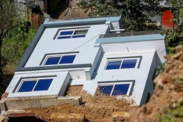 නේපාලය යලිත් කැලඹෙයි - සෙල්ලම් බඩු වගේ ගෙවල් කඩාගෙන යයි - 30ක් මරුට