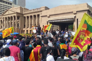 காலி முகத்திடல் ஆர்ப்பாட்டத்தில் சிக்கிய திருடனை மடக்கிப் பிடித்த இளைஞர்கள்
