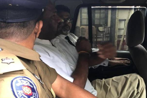 கஜேந்திரகுமாருடனின் கொழும்புக் கைதில் சட்டத்தரணி காண்டீபனால் வெடித்தது புதிய சர்ச்சை | Awyer Accompanied Gajendrakumar Police Vehicle