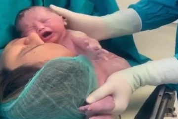 தாயிடமிருந்து பிரிய மறுத்த குழந்தையின் பாசப்போராட்டம்! 20 மில்லியன் பேரை நெகிழ வைத்த காட்சி