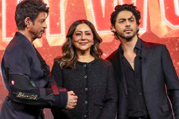 பப்பில் நடுவிரலை காட்டி அதிர்ச்சி கொடுத்த ஷாருக்கான் மகன் ஆர்யன்கான்!! போலிஸுக்கு பறந்த புகார்.. | Aryan Khan Faces Police Complaint Obscene Gesture பப்பில் நடுவிரலை காட்டி அதிர்ச்சி கொடுத்த ஷாருக்கான் மகன் ஆர்யன்கான்!! போலிஸுக்கு பறந்த புகார்.. | Aryan Khan Faces Police Complaint Obscene Gesture