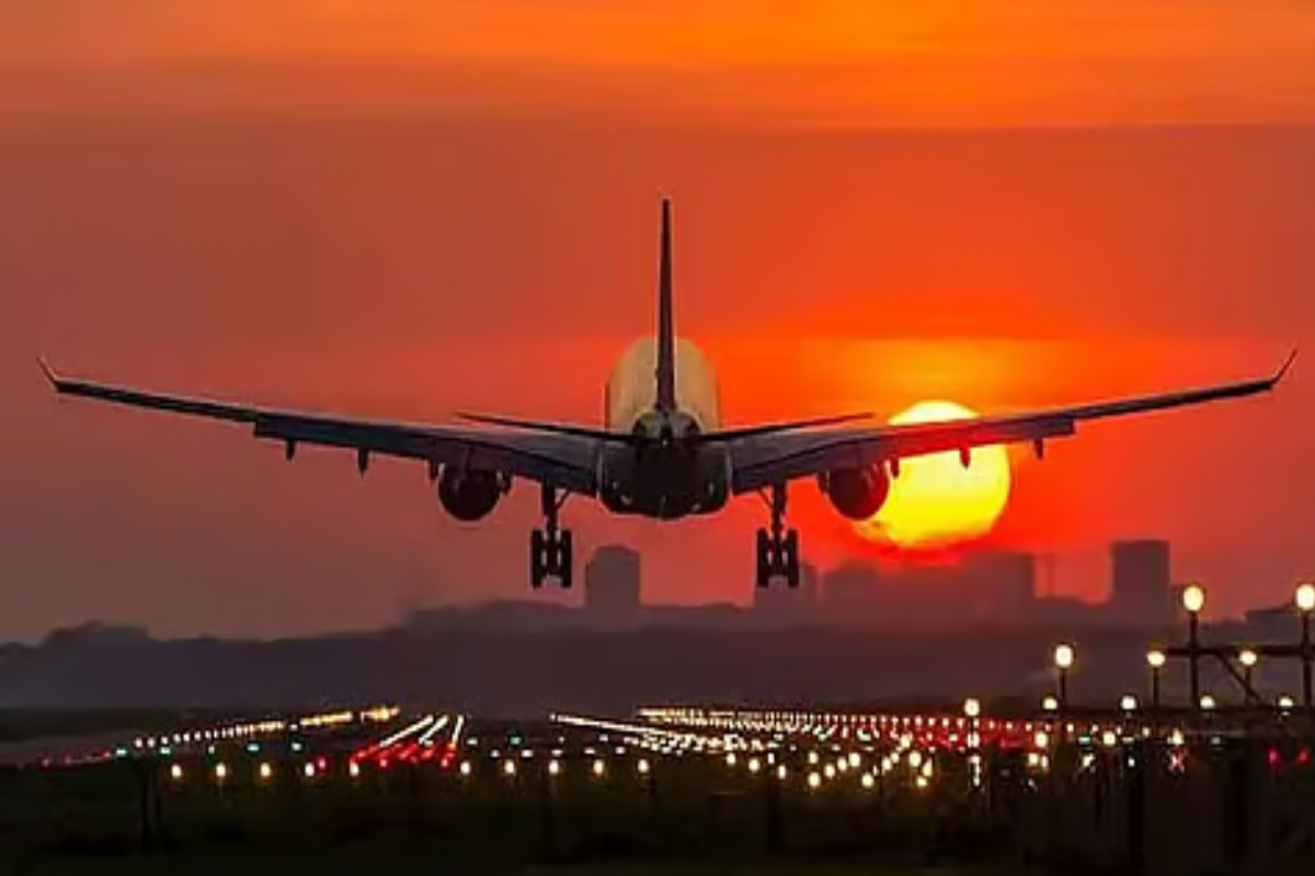 நடுவானில் நிலைகுலைந்த விமானம் ; அச்சத்தில் அலறிய பயணிகள் | Plane Loses Control Mid Air Passengers Panic