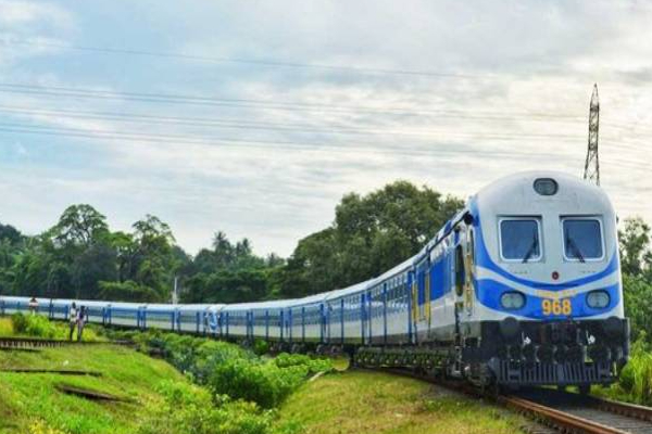 டித்வா சூறாவளி தாக்கம் ; கொழும்பு–கண்டி ரயில் பாதைகளுக்கு 340 பில்லியன் ரூபாய் சேதம் | Titva One Year Start Colombo Kandy Train Service