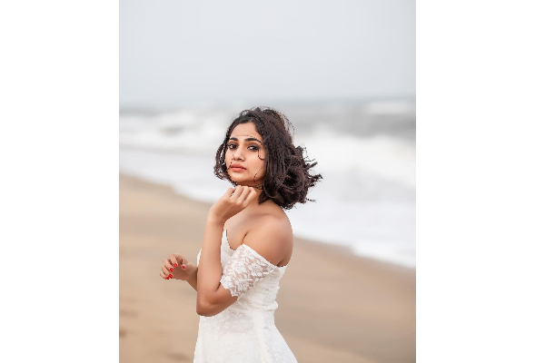 கடல் கன்னியா இது..! ரசிகர்களுக்கு அப்படியொரு உடையில் தரிசம்கொடுத்த லொஸ்லியா | Bigg Boss Losliya Latest Beach Picture