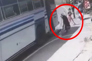 பேருந்திலிருந்து இறங்க முற்பட்ட பெண்ணுக்கு நேர்ந்த கதி - சிசிடிவியில் சிக்கிய காட்சி