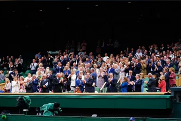 எழுந்து நின்று கரவொலி எழுப்பி மரியாதை செலுத்திய பார்வையாளர்கள்... குலுங்கிய விம்பிள்டன் மைதானம்: புல்லரிக்கவைத்த ஒரு காட்சி