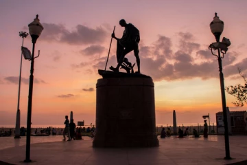 மெரினாவில் உள்ள காந்தி சிலை அகற்றமா?