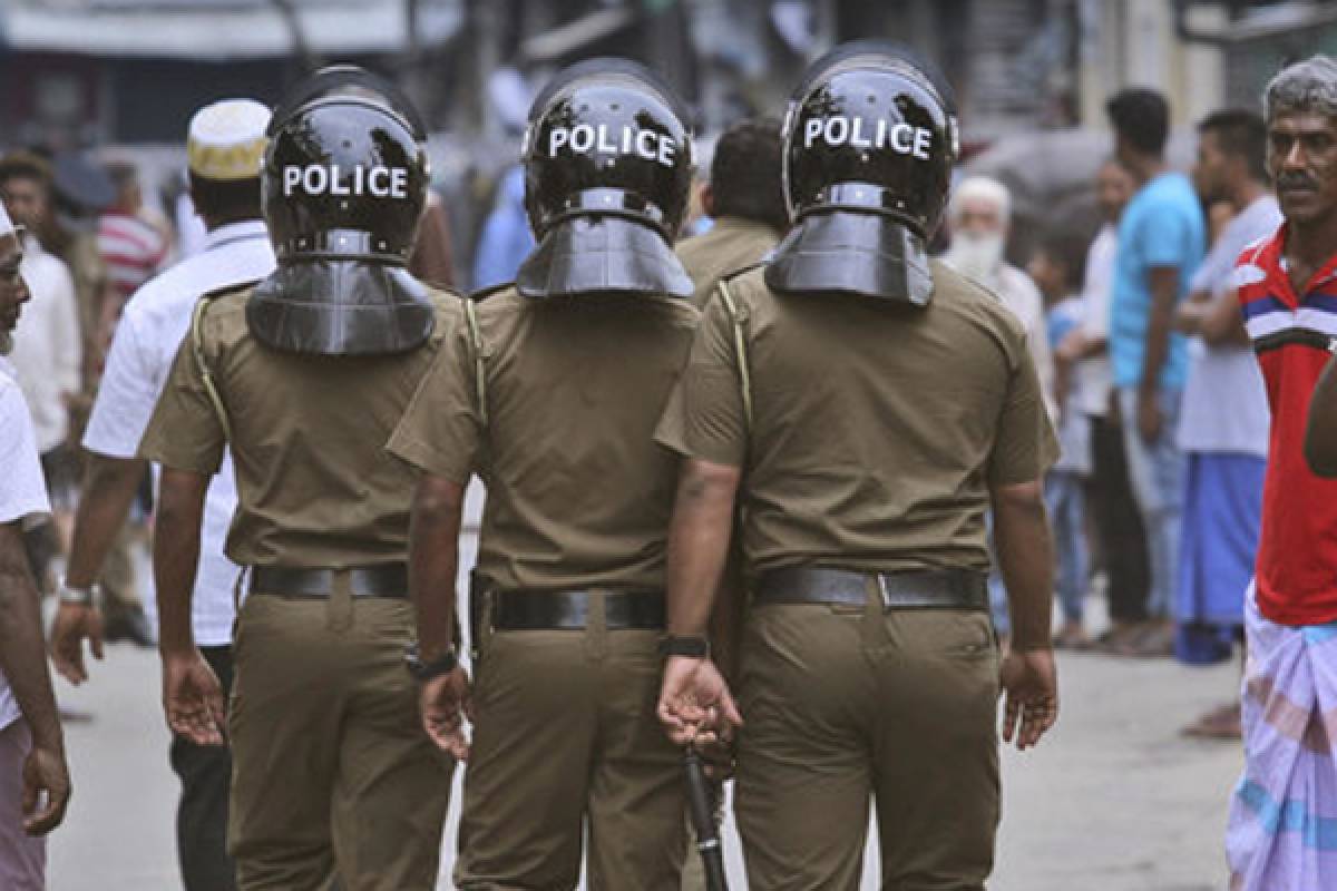 மட்டக்களப்பில் பொலிஸாரின் விசேட சுற்றிவளைப்பில் ஒருவர் கைது! | Man Arrested With Local Firearm In Maddu Wellavely மட்டக்களப்பில் பொலிஸாரின் விசேட சுற்றிவளைப்பில் ஒருவர் கைது! | Man Arrested With Local Firearm In Maddu Wellavely