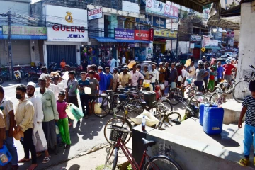 மண்ணெண்ணெய்காக அலைமோதும் மக்கள் கூட்டம்!
