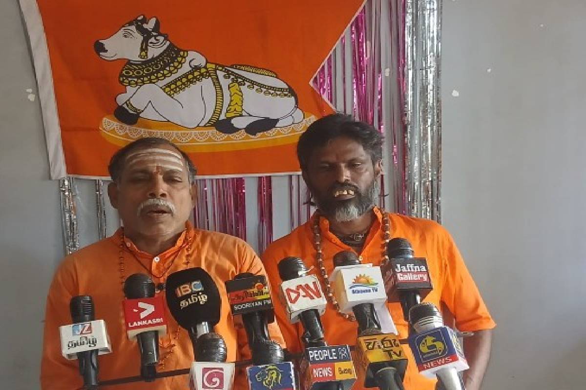 யாழில் சிவசேனை அமைப்பினரால் ஏற்பட்டுள்ள சர்ச்சை | We Will Burn Bibles They Are Given Students Jaffna