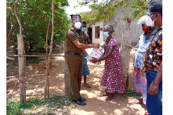 பாதிக்கப்பட்ட மக்களுக்கு உதவிகளை வழங்கிய புதுக்குடியிருப்பு பொலிஸார்! | Assistance Provided By The Resettlement Police பாதிக்கப்பட்ட மக்களுக்கு உதவிகளை வழங்கிய புதுக்குடியிருப்பு பொலிஸார்! | Assistance Provided By The Resettlement Police