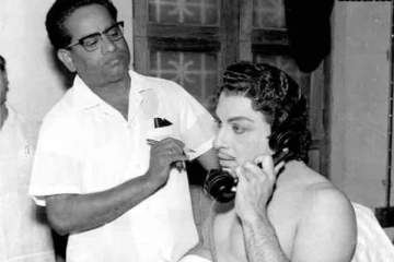 எம்.ஜி.ஆர்-க்கு மேக்கப் போடும் இந்த நபர் யார் தெரியுமா? பிரபல இயக்குநரின் தந்தையா