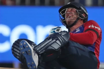 வலி தாங்க முடியாமல் ஆடுகளத்திலே கண்ணீர் விட்டு நட்சத்திர வீரர்.. இங்கிலாந்து அணிக்கு பெரிய இழப்பு!