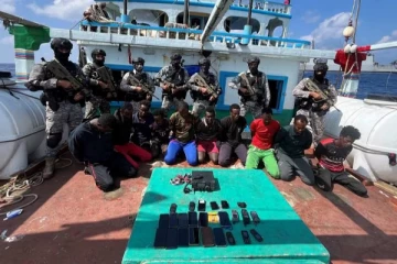 சோமாலிய கடற்கொள்ளையர்களிடம் இருந்து 19 பாகிஸ்தானியர்களை மீட்ட இந்திய கடற்படை