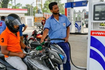 பெட்ரோல் போட அரசு கட்டுப்பாடு - பைக்கிற்கு ரூ. 200க்கு மட்டுமே போட முடியும்