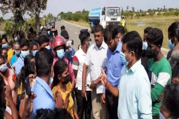 யாழில் குடிநீர் பிரச்சினைக்கு தீர்வுகோரி மக்கள் வீதிமறியல் போராட்டம்