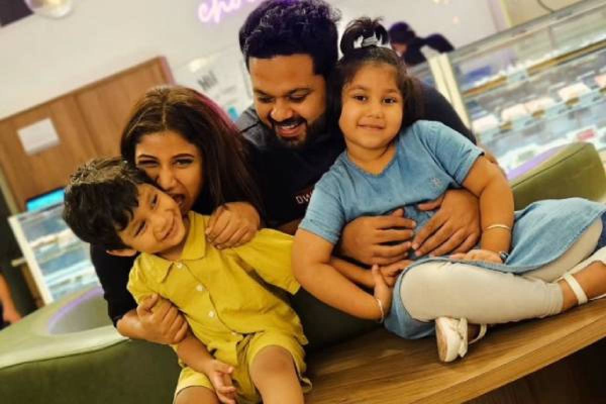 இரண்டு குழந்தைகளுக்கு பின்னும் இப்படியா? ஆல்யா- சஞ்சீவ் வெளியிட்ட காணொளி வைரல்! | Alya Manasa Sanjeev Karthick Romantic Video Viral